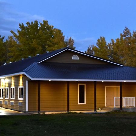 The Lion Inn & Suites Chetwynd Εξωτερικό φωτογραφία