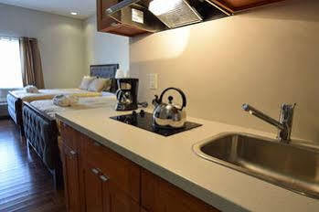 The Lion Inn & Suites Chetwynd Εξωτερικό φωτογραφία